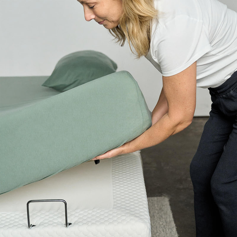 Stretch jersey fitted sheet staying secure on an adjustable bed 