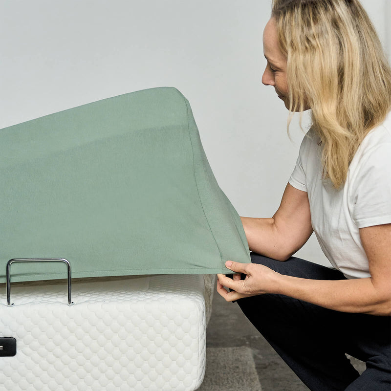 Stretch jersey fitted sheet adapting to mattress depth for a secure and flexible fit.